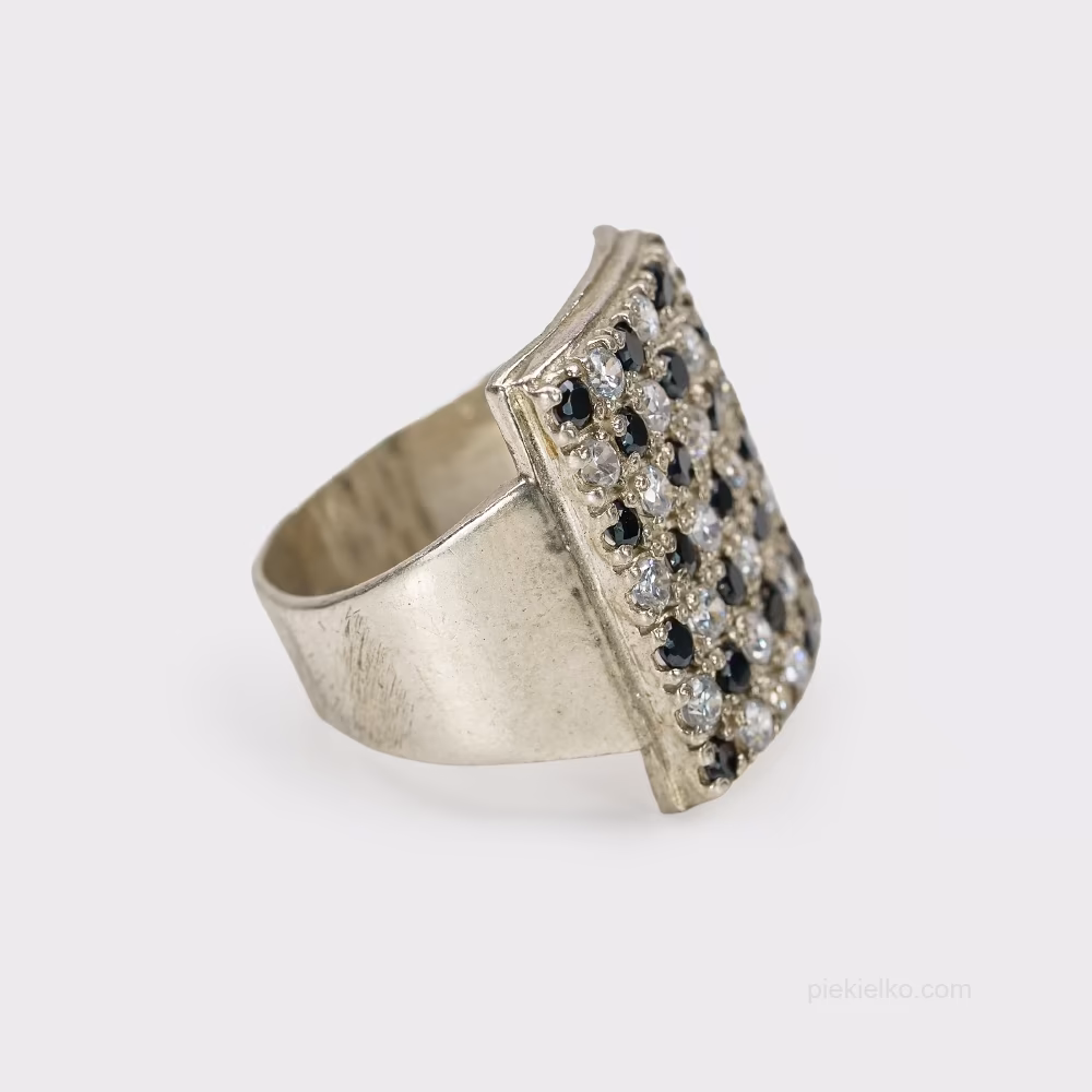 Prostokątny pavé z kryształem górskim i czarnymi kamieniami