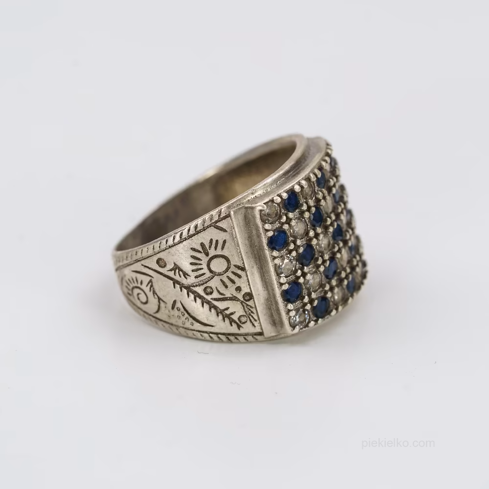 Granatowe pavé w srebrnej koronie