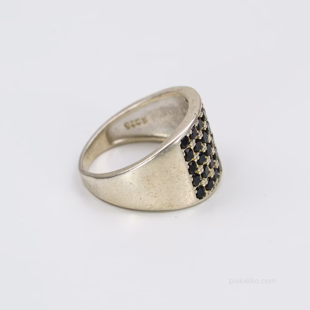 Okrągła czarna kopuła – pavé w ryflowanej szynie