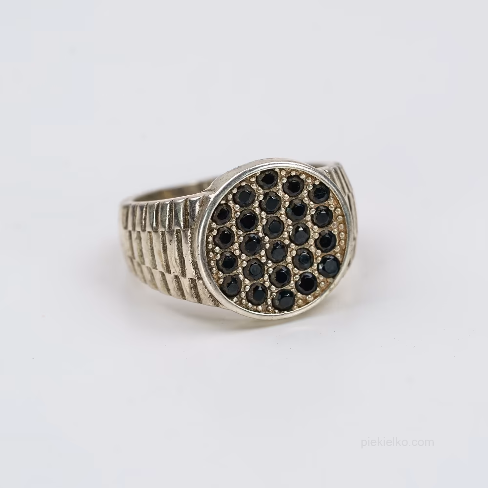 Okrągły pavé z czerni w cegiełkowej szynie