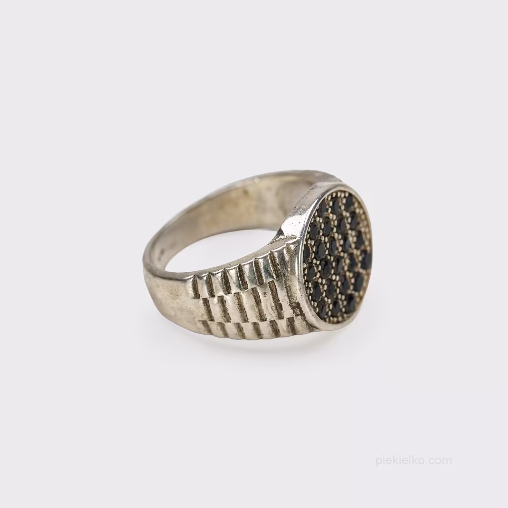 Okrągły pavé z czerni w cegiełkowej szynie