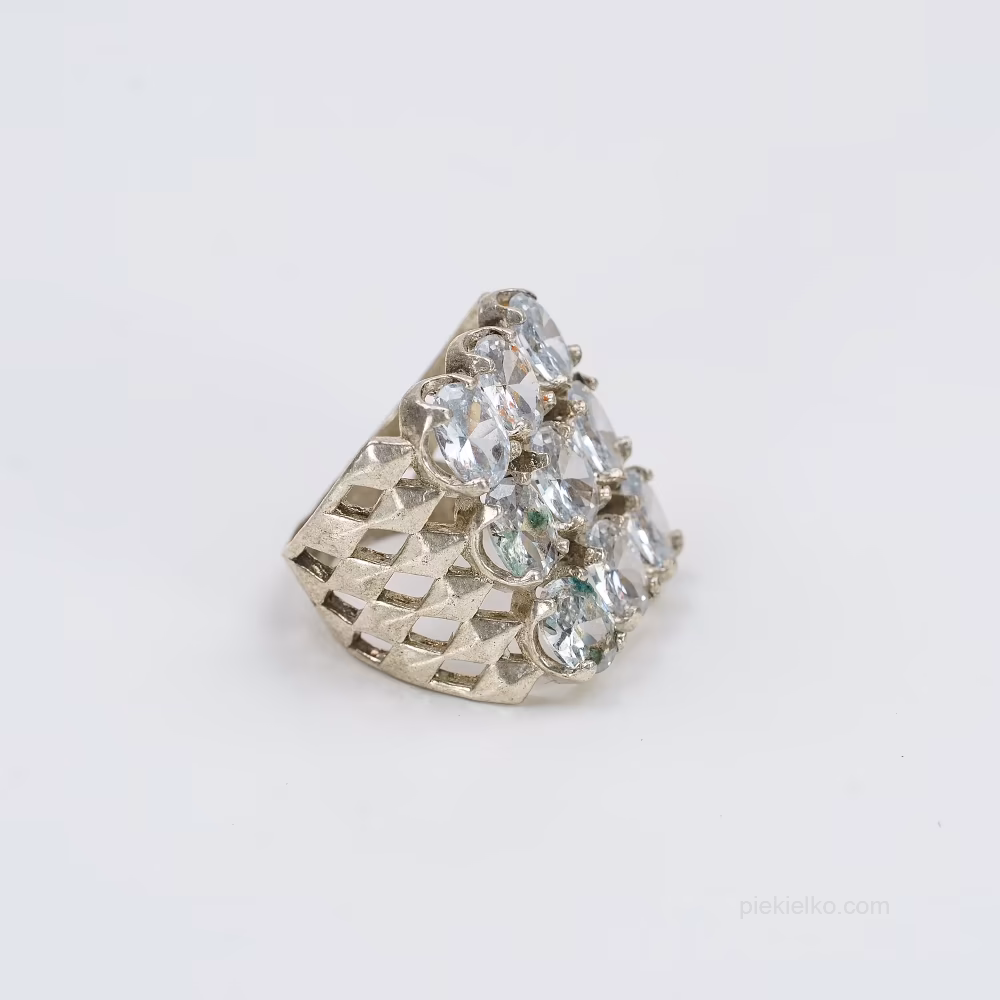 Stary srebrny sygnet z bezbarwnymi kryształami górskimi