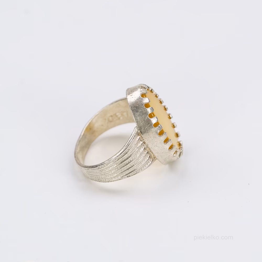 Owal z miodem – żółty chalcedon w starej oprawie