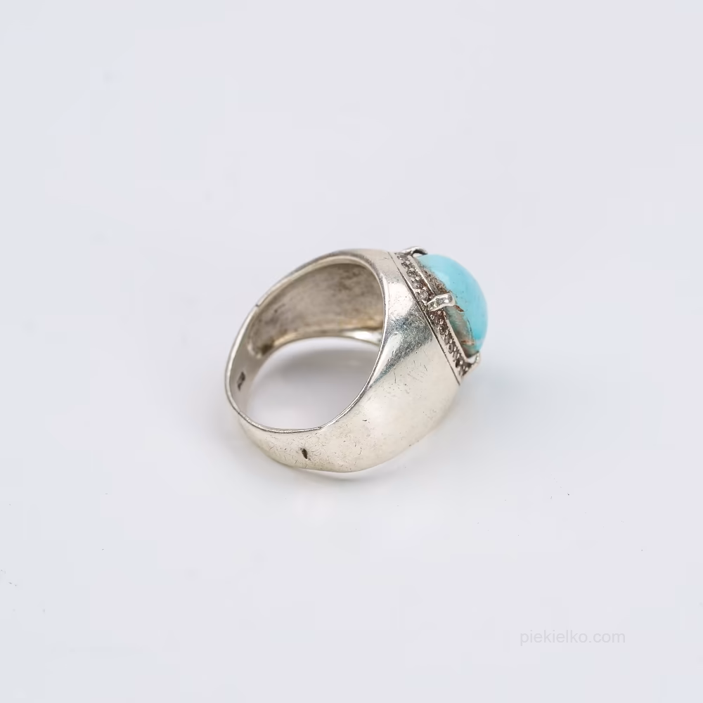 Minimalistyczny sygnet z turkusem – surowe srebro, czysty błękit