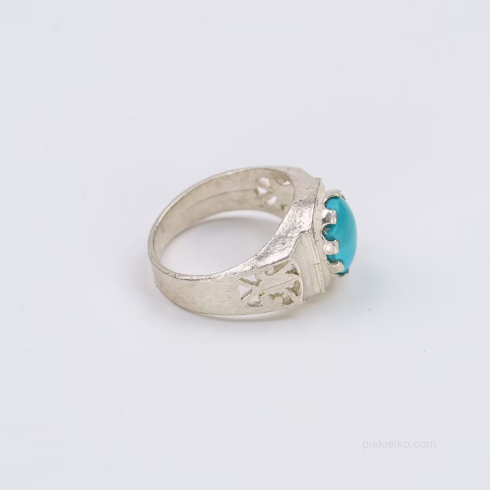 Owalny turkus w lekkiej kasecie – etniczna prostota