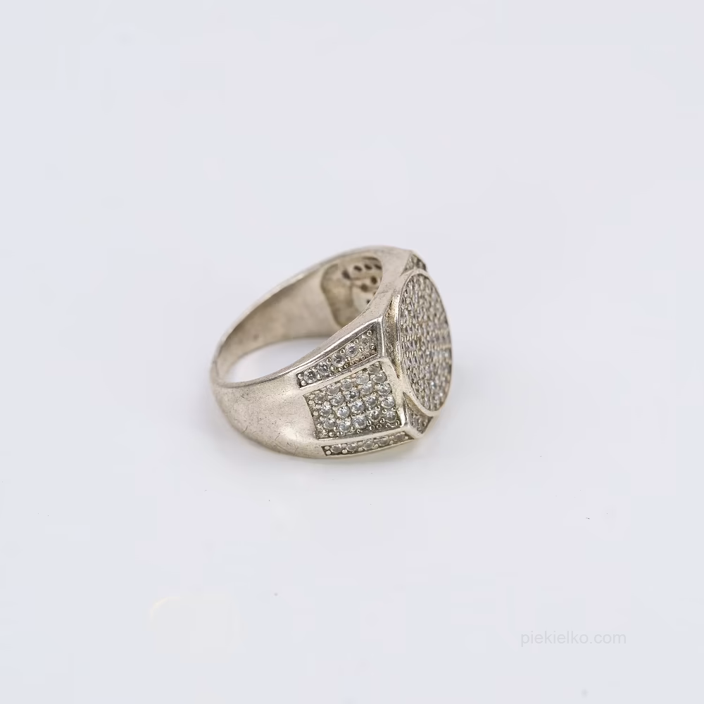 Okrągły srebrny sygnet z kryształową mozaiką