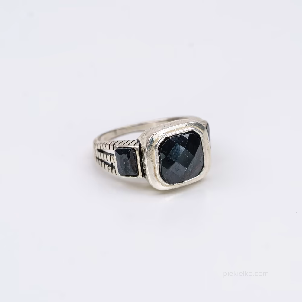 Geometric signet ring with onyx