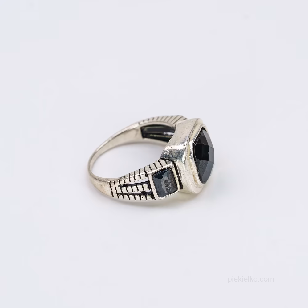 Geometryczny sygnet z onyksem