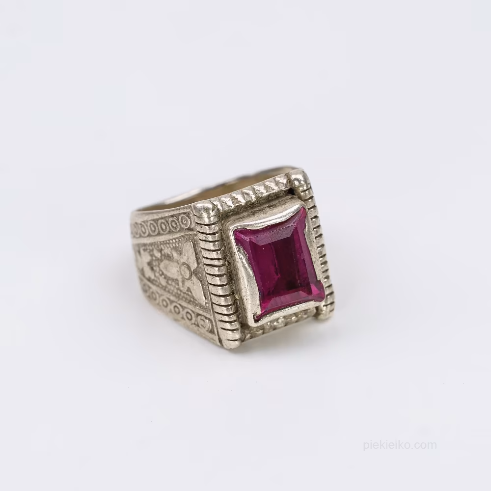 Rubinowy akcent w srebrze