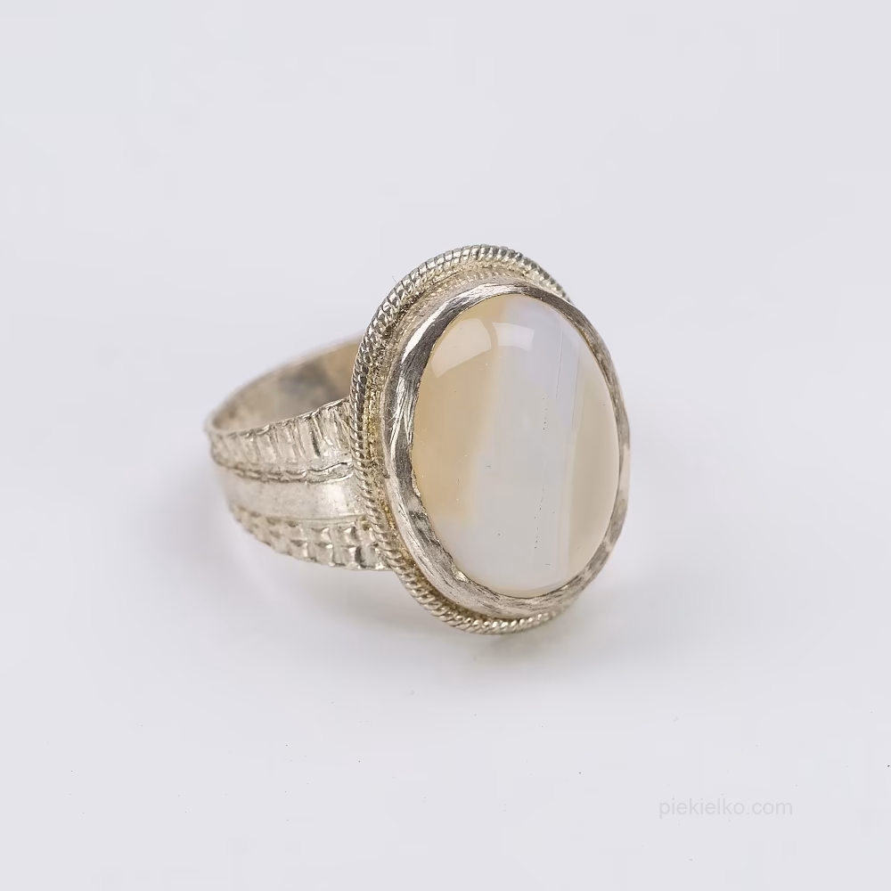 Srebrny pierścień z mlecznym agatem